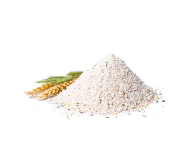 Купка цільного хлібного борошна з пшеничним вухом ізольовано на білому — стокове фото