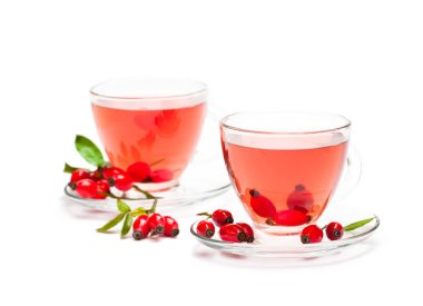 Taze çay beyaz izole kuşburnu ile 