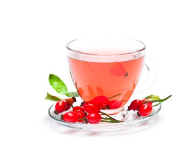 Taze çay beyaz izole kuşburnu ile 