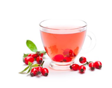 Taze çay beyaz izole kuşburnu ile 