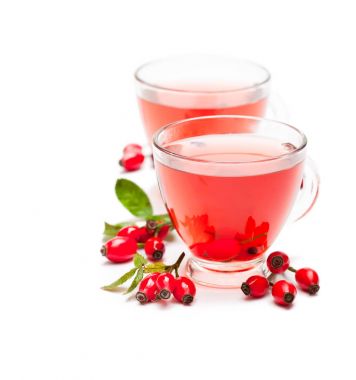 Taze çay beyaz izole kuşburnu ile 