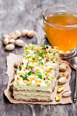 Katmanlı Kek fıstık ve bir fincan yeşil bitkisel dilim