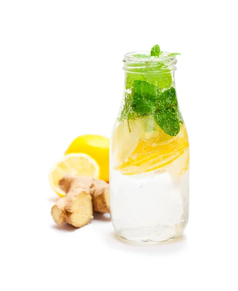 Desintoxicación jengibre orgánico y bebida de limón — Foto de Stock