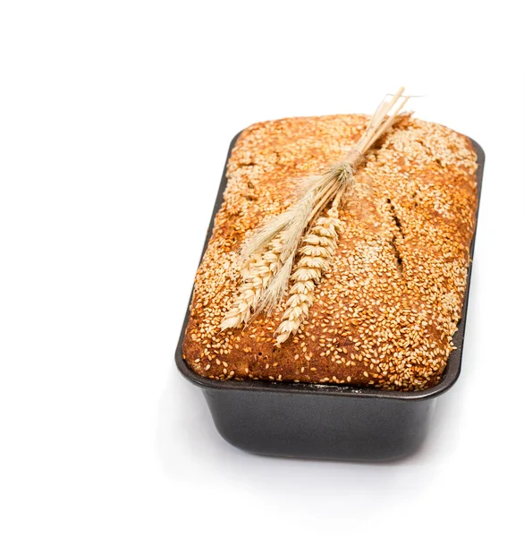 自家製の全粒ライ麦パンは白で隔離された形で焼く — ストック写真