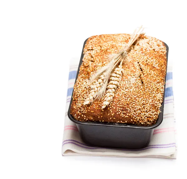 Huisgemaakt volkorenroggebrood in bakvorm geïsoleerd op wit — Stockfoto