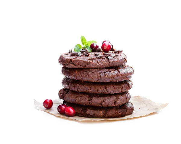 Pila di biscotti al cioccolato fondente con mirtillo isolato su whit — Foto Stock