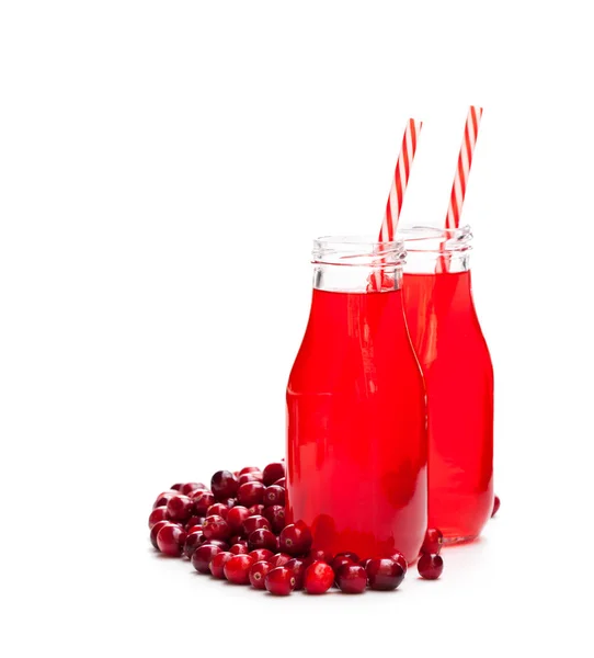 Suco de cranberry orgânico em garrafas com bagas isoladas no whi — Fotografia de Stock