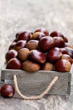 ahşap arka plan üzerinde mezarda taze çiğ kestane 