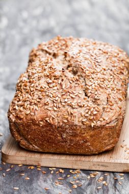 Ahşap masa üzerinde keten tohumu ile ev yapımı kepekli çavdar ekmeği 