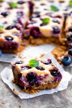 Yaban mersini ve yoğunlaştırılmış süt ile shortcrust pasta 