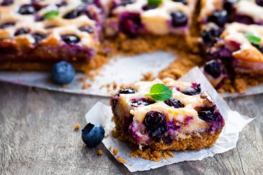 Yaban mersini ve yoğunlaştırılmış süt ile shortcrust pasta 