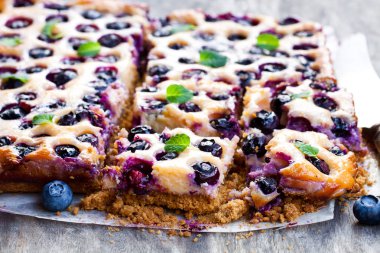 Yaban mersini ve yoğunlaştırılmış süt ile shortcrust pasta 