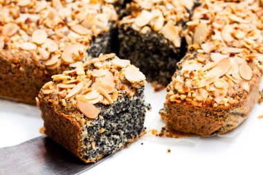 İzole üzerinde beyaz fırından yeni çıkmış haşhaşlı pasta 