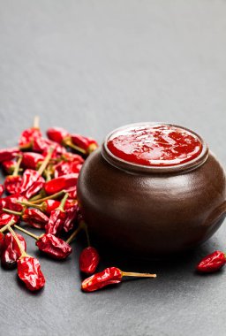 Kırmızı biber ve domates soslu sıcak 