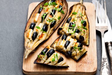 Siyah Zeytin ve beyaz siyah taş geri patlıcan dolması