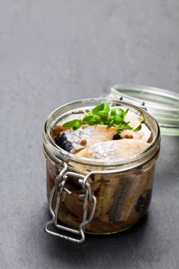 Siyah bir taş zemin üzerine salamura ringa balığı 