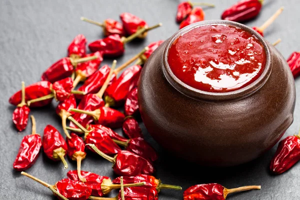 Kırmızı biber ve domates soslu sıcak 