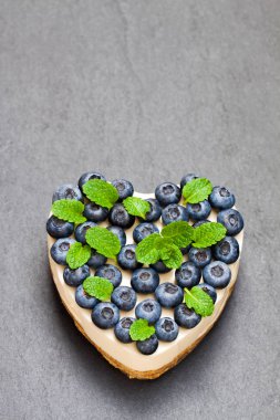 Sevgililer günü tatlı. Peynir pasta blueberry ile kalp şeklinde