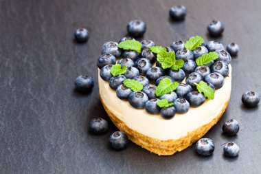 Sevgililer günü tatlı. Cheesecake blueberry ile şeklinde kalp.