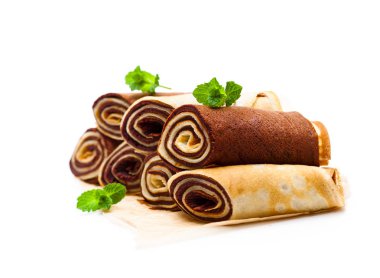 Haddelenmiş süt ve çikolata krep üzerine beyaz izole 