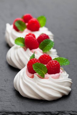 Mini Pavlova beze yuva Ahududu ve nane siyah ile 