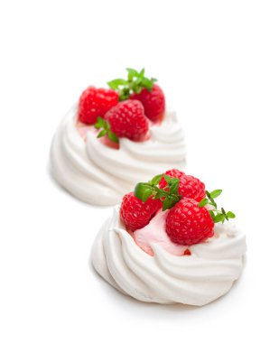 Mini Pavlova beze yuvalarının meyveleri ve kekik izole üzerinde 