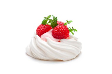 Mini Pavlova beze yuva çilek ve nane ile izole