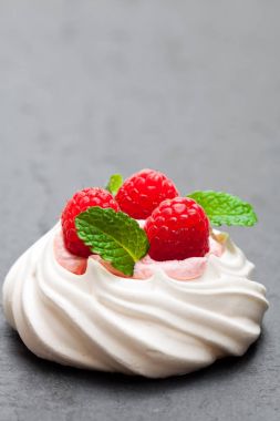 Mini Pavlova beze yuva ile Ahududu ve nane siyah s