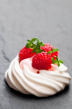 Mini Pavlova beze yuva Ahududu ve kekik siyah ile 