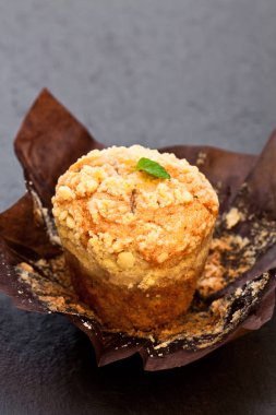 Siyah taş zemin üzerine elma tarçın çörek 