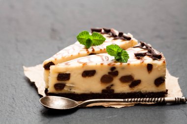 Beyaz ve koyu çikolata peynir pasta üzerinde siyah taş backg