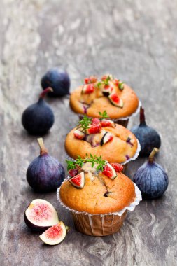 Rustik ahşap masa üzerinde incir ile pişmiş kek 