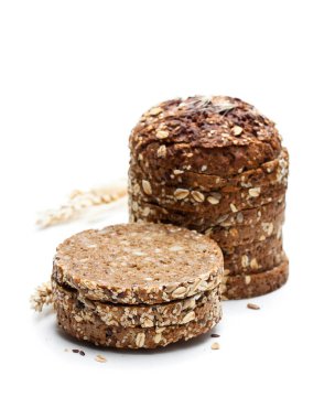 Beyaz arka planda izole edilmiş dilimlenmiş çavdar ekmeği. 