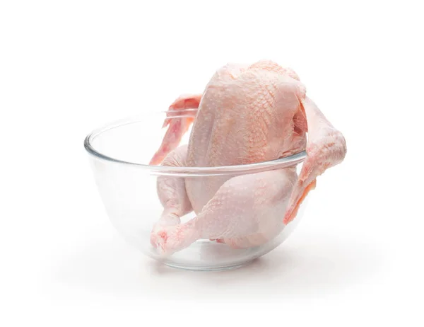 Ωμό κοτόπουλο σε γυάλινο μπολ απομονώνονται σε λευκό φόντο. R — Φωτογραφία Αρχείου