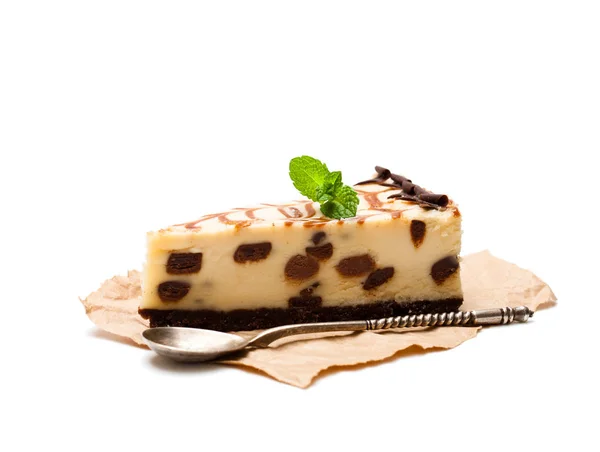 Выпеченные белый и темный шоколадный творожный торт изолированы на белом — стоковое фото