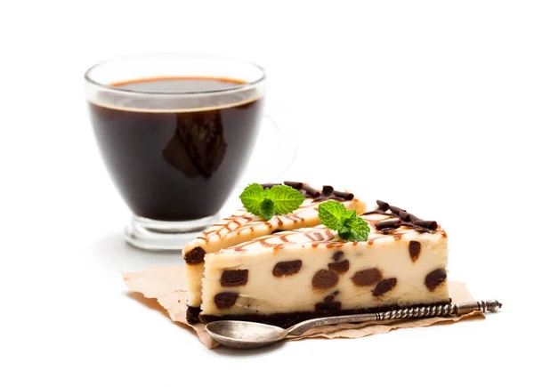 Запеченные белый и темный шоколадный торт с чашкой кофе я — стоковое фото