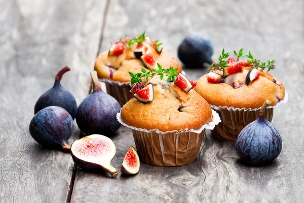 Muffins cuits au four aux figues sur table rustique en bois — Photo