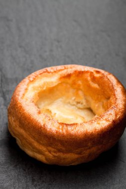 Yorkshire pudingi siyah taş zemin üzerine izole 
