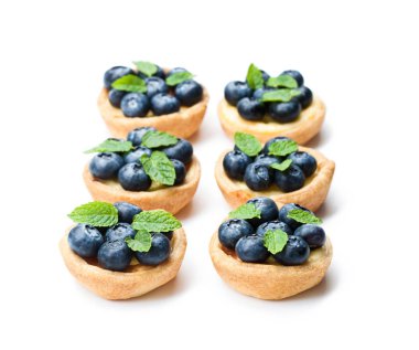 puf böreği beyaz ba üzerinde yaban mersini ile yumuşak lor dolması