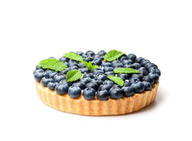 Beyaz arka plan üzerinde izole üzümlü tart  