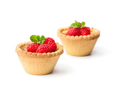 yumurta kremalı tart ile üzerine beyaz izole ahududu 