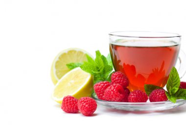 Ahududu ve nane üzerinde beyaz backgro izole kırmızı meyve çayı