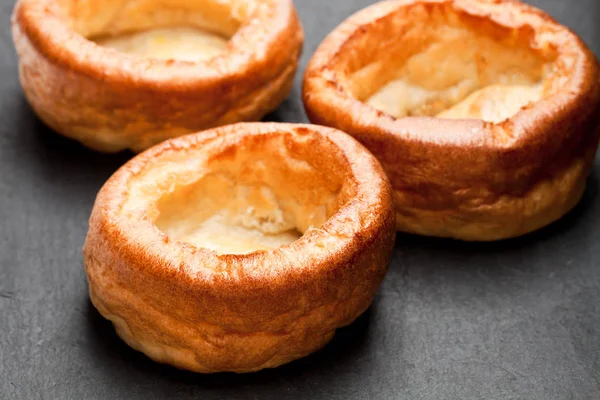 Yorkshire puddings isolés sur fond de pierre noire — Photo