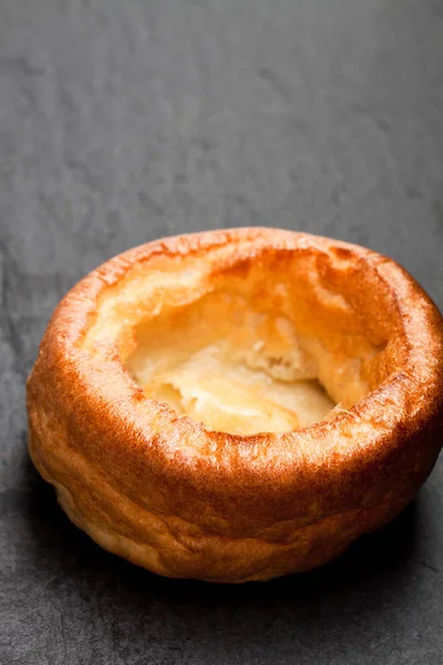 Yorkshire pudim isolado no fundo de pedra preta — Fotografia de Stock