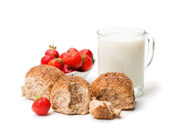 Mini-Brötchen und Becher Milch mit Erdbeeren isoliert auf weißem B — Stockfoto