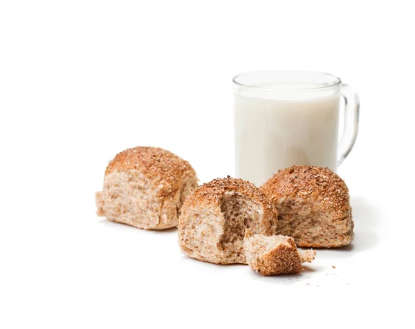 Mini housky a hrnek mléka izolovaných na bílém pozadí — Stock fotografie