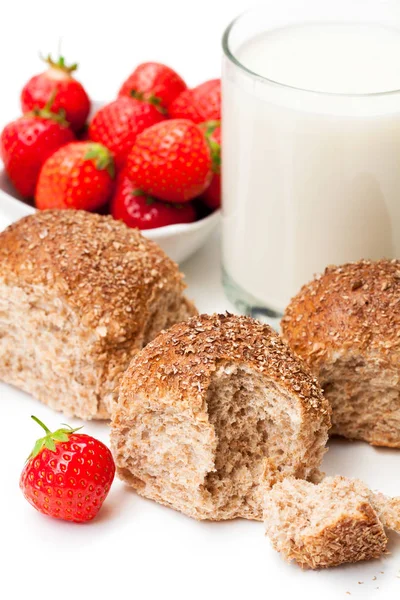 Mini  buns and mug of milk with strawberries isolated on white b — Stock Photo, Image