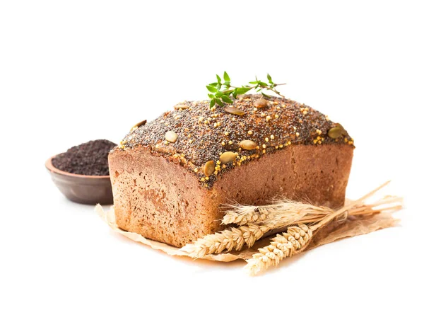 Domowej roboty chleb żytni razowy z makiem na białym tle — Zdjęcie stockowe