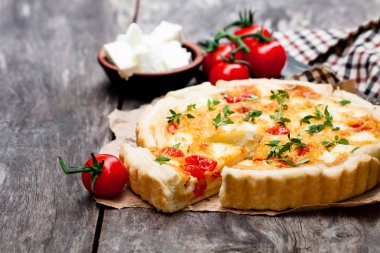 Kiraz domates ve peynirli tart ahşap arka plan üzerinde 