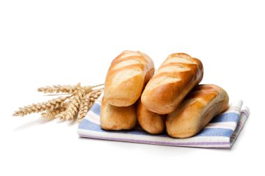 Mini somun ekmek rustik havlu ve buğday kulakları whit üzerinde izole